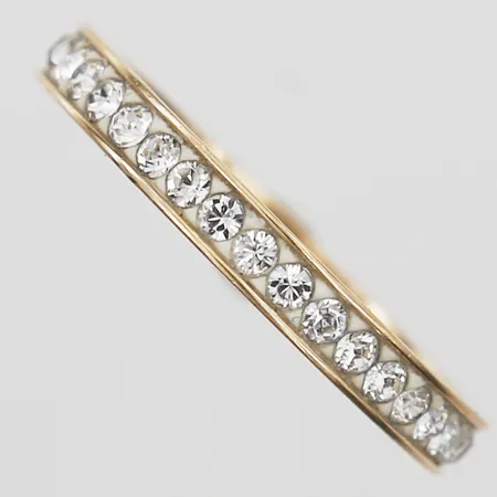 Alliansring med vita stenar, stl 17, bredd 2mm, en sten saknas, 18K guld. Vikt: 1,6 g