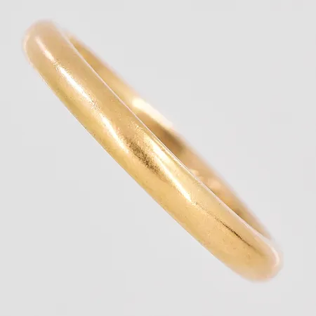 Ring stl:18¾ graverad 18K Vikt: 4,5 g