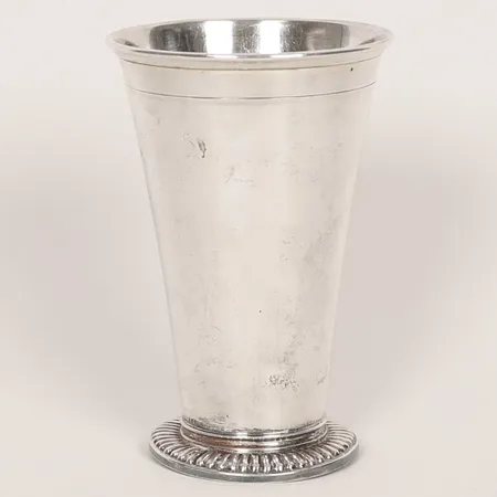 Bägare, Ø 9cm, höjd 14cm, NEKIV, svensk importstämpel, skev fot, silver 835/1000 Vikt: 129,6 g