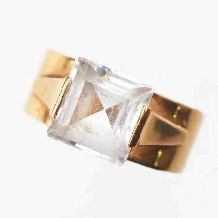Ring med vit sten, stl:16½, bredd:4,7mm, ojämn i skenan, 18K. Vikt: 3,2 g