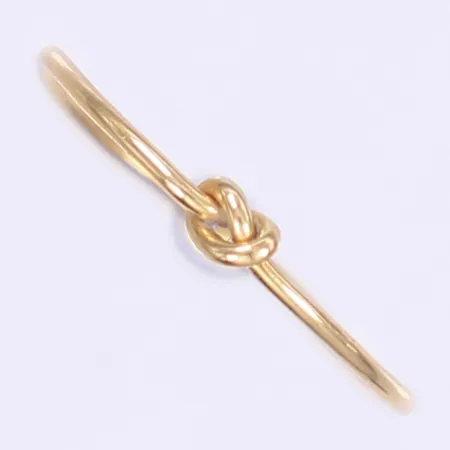 Ring med knut stl:16½ bredd 1-3mm något ojämna i formen 18K  Vikt: 0,6 g