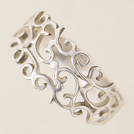 Ring med genombruten dekor stl:17½ bredd 3,4-9,4mm silver 835/1000 Vikt: 1,5 g