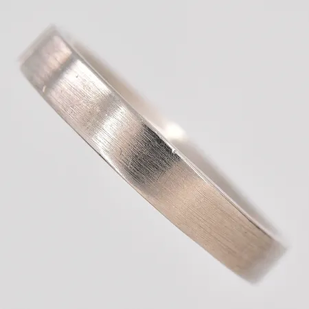 Ring stl:20¾ bredd 4,2mm vitguld graverad 18K Vikt: 8,8 g