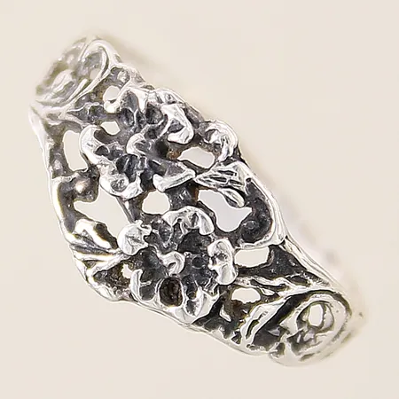Ring med dekor stl:19¼ bredd:2-11mm, något skev skena, silver 925/1000 Vikt: 1,8 g