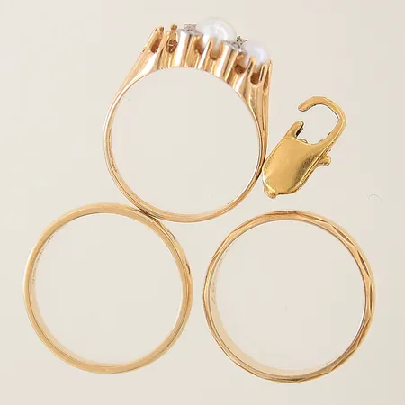 Guldsmycken, diamanter 3 x ca 0,01ct samt rosenslipade, pärlor saknas, gravyrer, defekt lås, 18K Vikt: 11,6 g