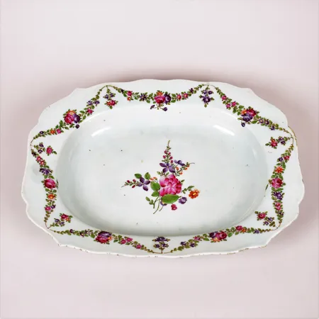 Terrinfat, porslin, Kina, Famille rose, Qianlong, sent 1700-tal, längd 38cm, kant med naggar. Specialfrakt, kontakta pantbankskontoret för mer information.