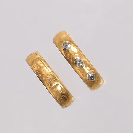 Ringar, buckliga, skeva, gravyrer. 23K Vikt: 8,4 g