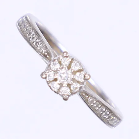 Ring med diamanter totalt 1xca 0,02ct 7xca 0,01ct 16xca 0,005ct stl:14¼ bredd 1-5mm vitguld 18K Vikt: 2,1 g