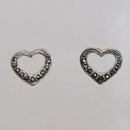 Örhängen hjärtan med markasiter, längd 10,5mm bredd 12mm. 925/1000 silver Vikt: 2 g