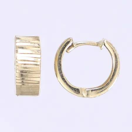 Ett par örhängen creoler Ø14mm, bredd 5mm, buckliga, 14K Vikt: 2,2 g