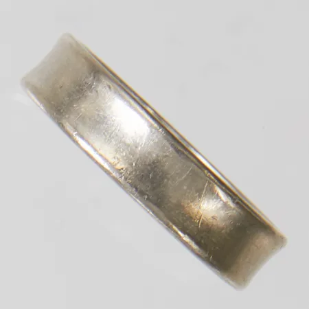 Ring kupad design Schalins stl:18½, bredd 5mm, repig, vitguld, 18K Vikt: 6,0g Vikt: 6 g