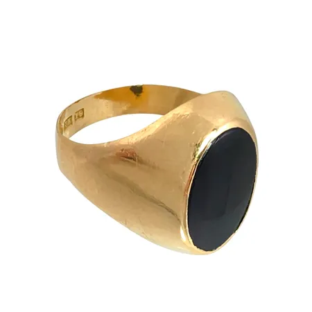 Klackring 18K guld Onyx, stl:18,0 mm, bredd 3,8-17,5 mm, ABD Falköping, sten med smärre slitage Vikt: 4,1 g