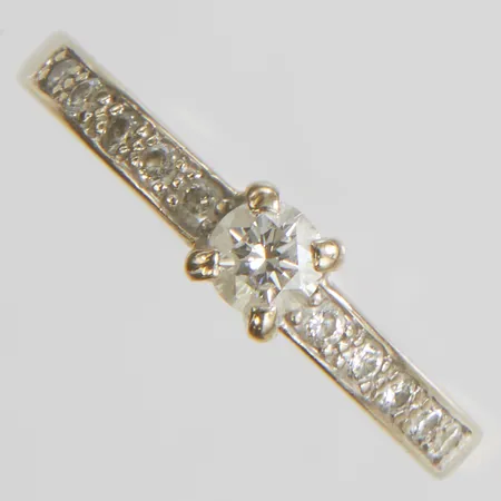 Ring, briljantslipade diamanter 1xca0,18ct, ca W/VS, + 10xca0,02ct, stl 16, bredd 2-4mm, gravyr, vitguld, behov av omrodering, 18K Vikt: 3,1 g