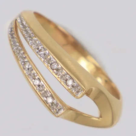 Ring med diamanter 6 x ca 0,001-0,01ct, stl:18½, bredd 7,8mm, 18K Vikt: 4,3 g