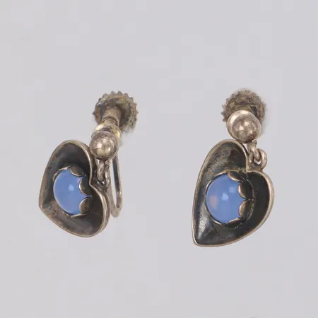 Ett par örhängen hjärtan med blå stenar, troligen kalcedoner, 20mm, skruvlås, 830/1000 silver Vikt: 3,8 g