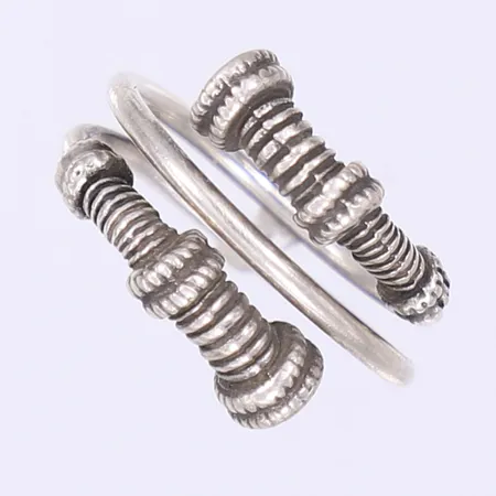 Ring stl:17 bredd 4-14mm ojämn skena silver 925/1000 Vikt: 7,1 g