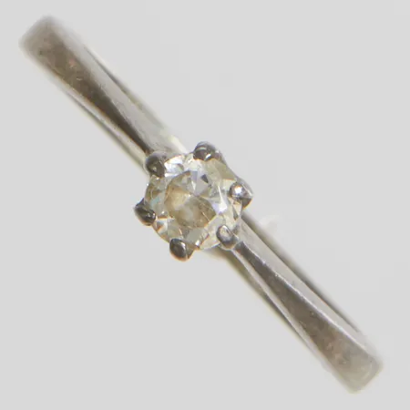 Ring med vit sten stl:16, bredd 2-4mm, 925/1000 silver Vikt: 1,5g Vikt: 1,5 g