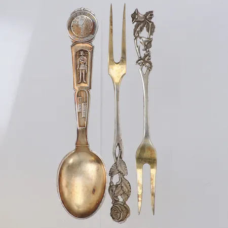 2 Gafflar, längd 14cm, 1 Dopsked, gravyr, 830/1000 silver Vikt: 56,4 g