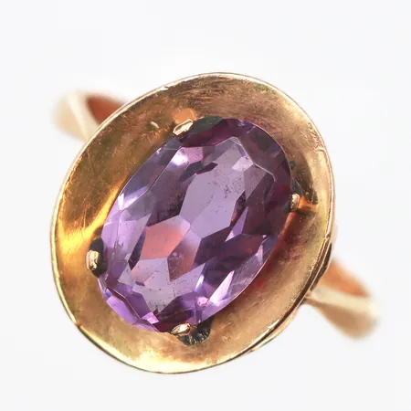 Ring med lila sten, stl:18½, bredd:2-17mm, 14K. Vikt: 4,9 g