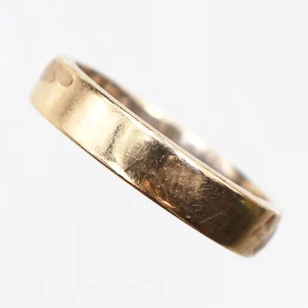 Slät ring, stl:16, bredd:4mm, gravyr, 18K. Vikt: 4,2 g