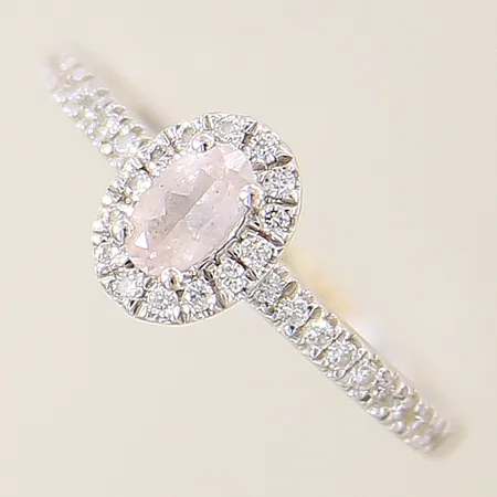 Ring med vit/grå sten samt diamanter 34 x ca 0,005ct stl:15¾ bredd 1,4-7,6mm behov av omrodiering vitguld 18K Vikt: 2,3 g