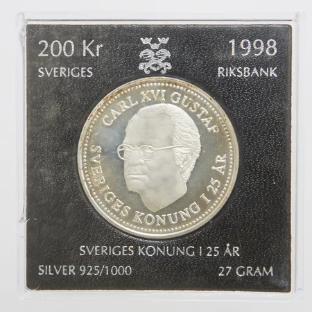 Mynt Carl XVI Gustaf Sveriges konung i 25 år, 1998, 200kr, etui, 925/1000 silver Vikt: 26,9g Vikt: 26,9 g