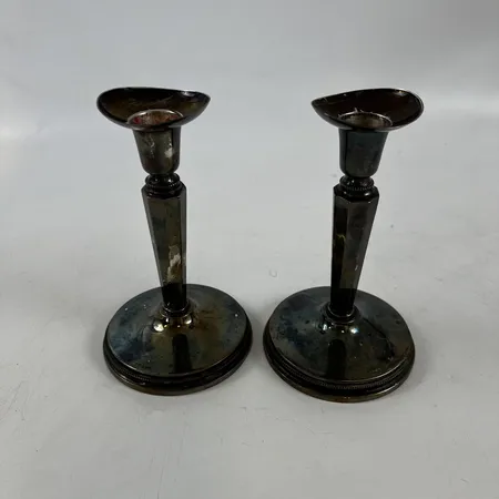 Ljusstakar, höjd:15cm, En har fylld botten och en är utan botten, 830/1000 silver. Vikt: 337,4 g