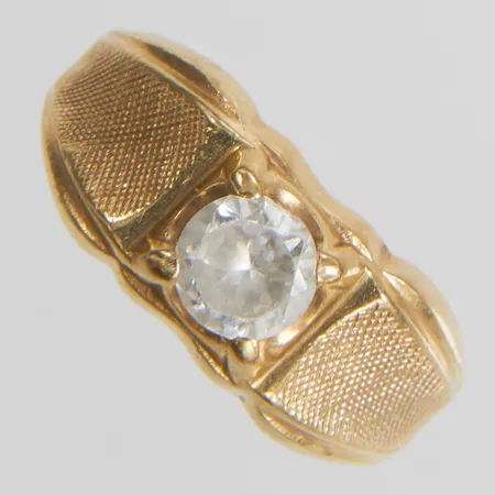 Ring med vit sten stl:20, bredd 3-10mm, 10K Vikt: 7,2g Vikt: 7,2 g