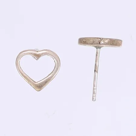 Ett par örhängen hjärtformade 8x10mm saknar snurrebussar 925/1000 silver  Vikt: 0,9 g