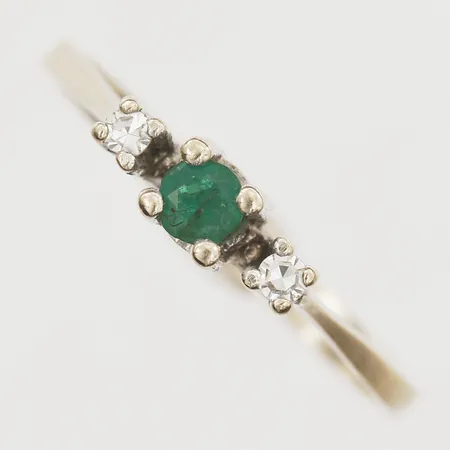 Ring med diamanter 2xca0,02ct och smaragd, stl: 17, nagg på kuletten, vitguld 18K.  Vikt: 2 g