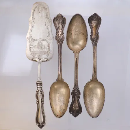 3 Skedar och 1 tårtspade, monogramgravyr, 830/1000 silver Vikt: 347,8 g