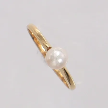 Ring med odlad pärla stl:17¼, bredd 1,6-5,2mm, sned pärla, 18K Vikt: 1,4 g
