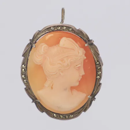 Brosch/ hänge med camè och markasiter längd ca 30mm, bredd 28mm, 800/1000 silver Vikt: 6,1 g