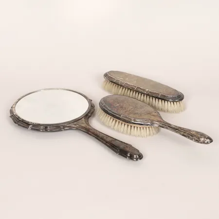 Toalettset tre delar hårborste klädborste samt spegel, åldersbetingat slitage, hårborste med spricka, silver 830/1000, bruttovikt: 431,2g Vikt: 0 g