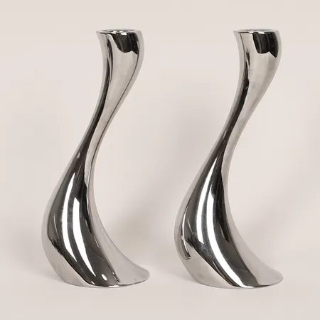 Ett par ljusstakar Georg Jensen Cobra formgiven av Constantin Wortmann Denmark, höjd 20cm, bredd 35-75mm, rostfritt stål. 