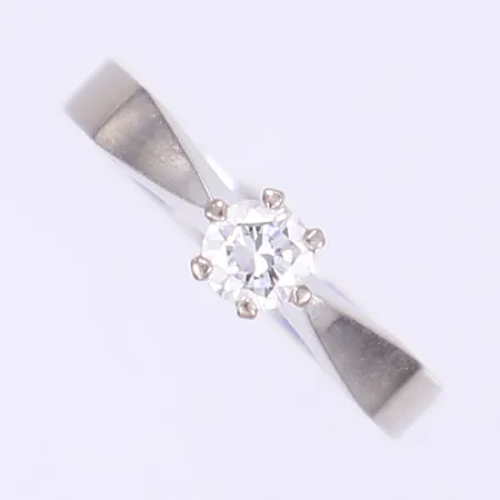 Solitärring diamant 1x0,23ct R/VS, stl:16, bredd 2-4mm, med garantibevis från Jarl Sandin 2007 (skadat garantibevis), vitguld 18K Vikt: 3,1 g