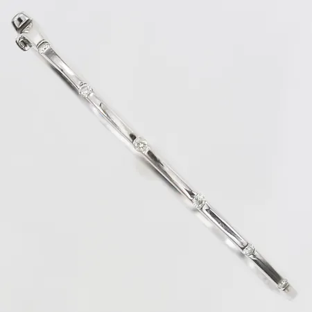 Armband med safir samt diamanter 7 x ca 0,03ct, Ø61mm, bredd 2-3mm, öppningsbart, repor, ostämplad, vitguld, 18K. Vikt: 22,3 g