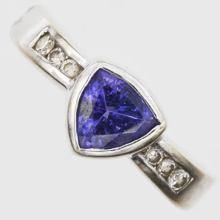 Ring med tanzanit och diamanter totalt ca 0,10ctv, stl 16, bredd 2-7mm, vitguld 14K Vikt: 3,8 g