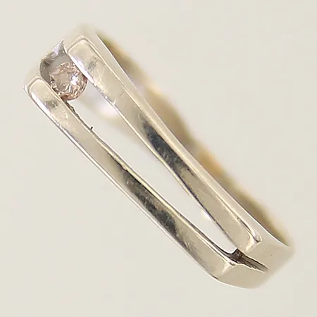 Ring med diamant ca 0,06ct stl:19 bredd:3-6mm vitguld, skev skena, i behov av omrodiering, 18K Vikt: 3,5 g