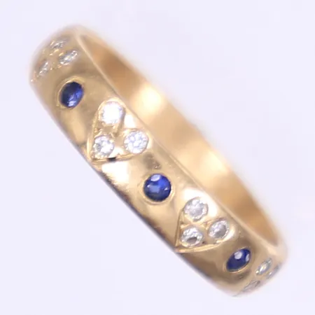 Ring med diamanter 12x ca 0,01ct samt blå stenar stl:16½, bredd 4mm, svaga spår av gravyr i skenan, 18K Vikt: 3,8 g