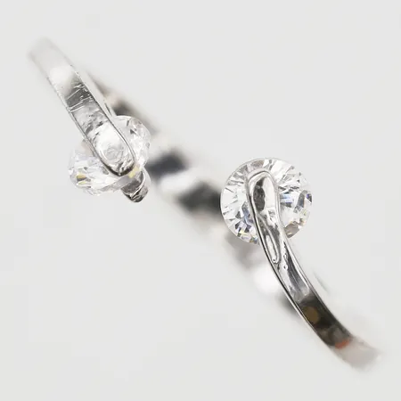 Ring med vita stenar, stl 18, bredd 2mm, silver 925/1000 Vikt: 1,7 g