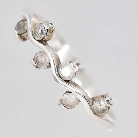 Ring stl: 17¾ vita stenar silver 830/1000 Vikt: 1,5 g