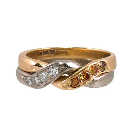 Diamantring i 18K guld, tvådelad tvåfärgad modell, Diamanter 8 st - totalt 0,24ct - graverat på skenans insida, Guldsmed Björn Nilsson AB (GBON), Kristianstad, stl:19,0 mm, ringens bredd 6 mm Vikt: 9,3 g