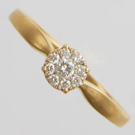 Ring med diamanter, 1x ca 0,08ct, 8x ca 0,01ct, stl:21, bredd 2-6,2mm, 18K Vikt: 3,5g Vikt: 3,5 g