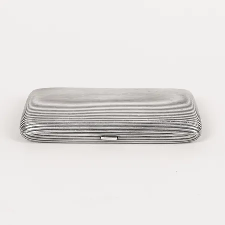 Cigarettetui räfflad yta, 12,5x8cm, Louis Kuppenheim, Pforzheim Tyskland, 1900-taltets första hälft, åldersbetingat bruksslitage, silver 800/1000 Vikt: 180,8 g