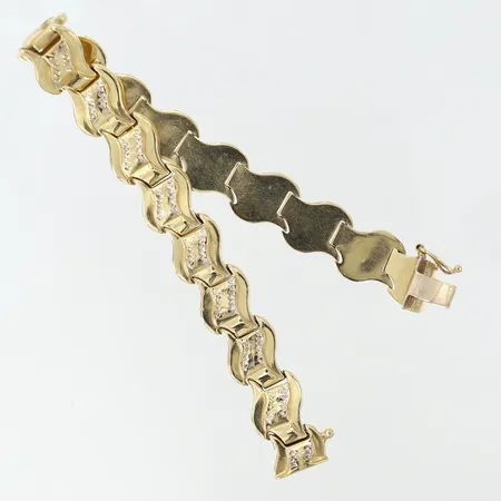 Armband med dekor halvstelt längd 19,5cm bredd 11,5mm bucligt/repigt ihåligt 14K.  Vikt: 14 g