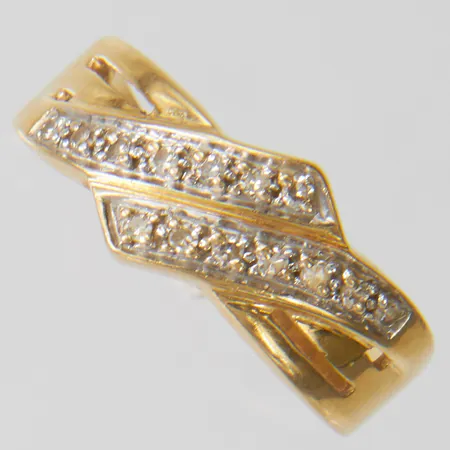 Ring med diamanter 14 x ca.0,01ct, GHA stl:18, bredd 3-9mm, 18K Vikt: 4,7g Vikt: 4,7 g