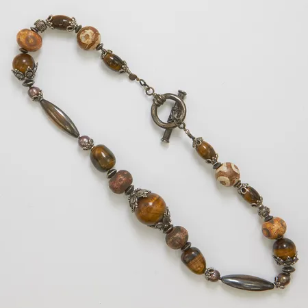 Collier med stenar, längd 49cm, bredd 20mm, oädel metall, Brv: 107,3g Vikt: 107,3 g