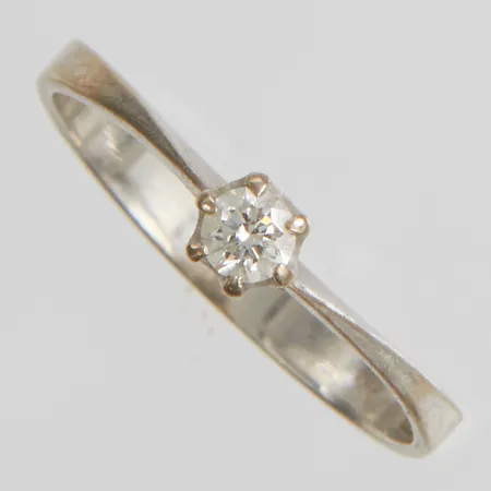 Ring med diamant, 1 x 0,10ct enligt vravyr, stl:15¾, bredd 1-3,5mm, GFAB, vitguld, 18K Vikt: 1,8g Vikt: 1,8 g