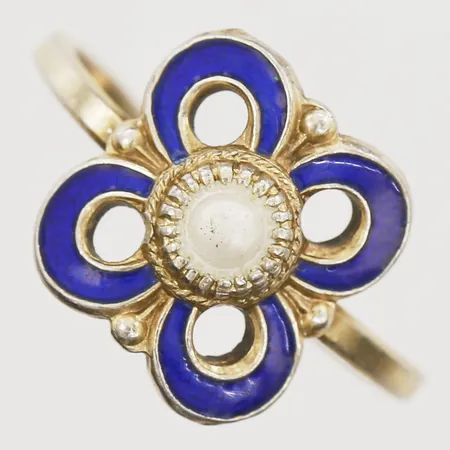 Ring med blå emalj stl 15, bredd 1-11mm, bucklig skena, förgyllt silver 925/1000. Vikt: 1,5 g